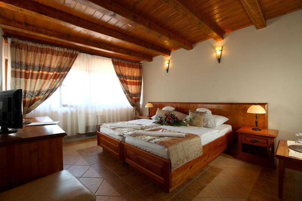 Egri Korona Borhaz Es Wellness Hotel Demjén Exterior photo