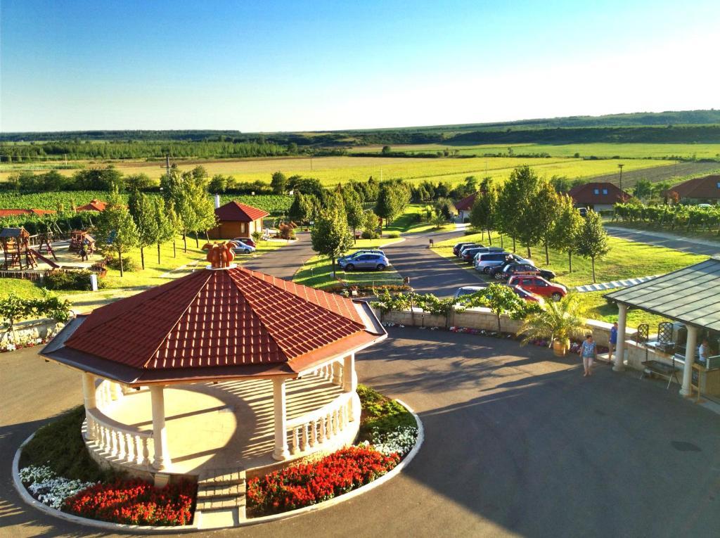 Egri Korona Borhaz Es Wellness Hotel Demjén Exterior photo