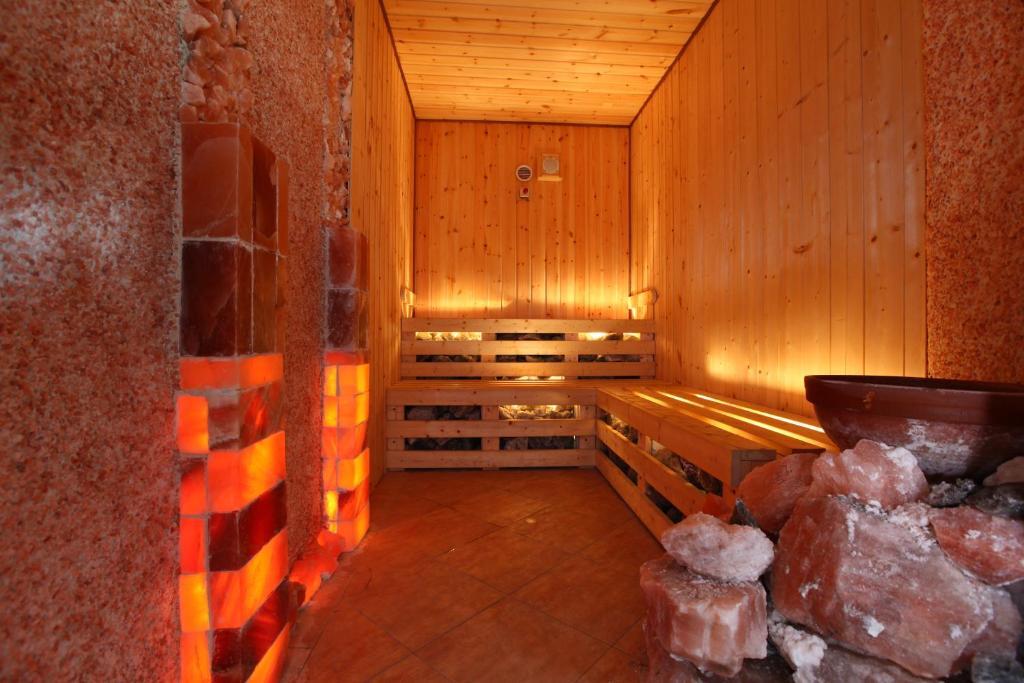Egri Korona Borhaz Es Wellness Hotel Demjén Exterior photo